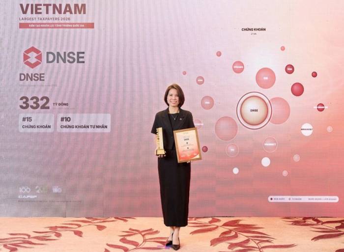 Bà Nguyễn Thị Tuyến, Giám đốc vận hành DNSE nhận vinh danh Top 10 công ty chứng khoán tư nhân và Top 15 công ty chứng khoán nộp ngân sách lớn nhất Việt Nam. Ảnh: DNSE