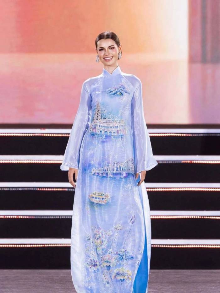 Người đẹp trình diễn áo dài trong chung kết. Ảnh: Miss World