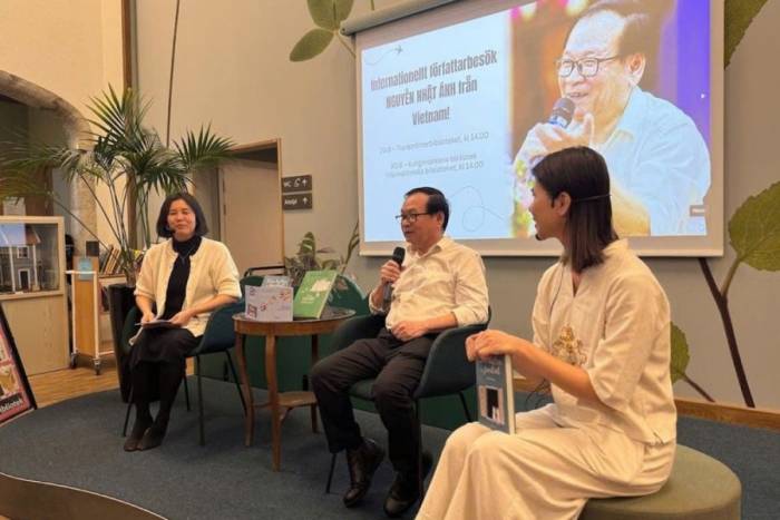 Nguyễn Nhật Ánh ở buổi giao lưu với độc giả tại Thụy Điển. Ảnh: Ban tổ chức cung cấp