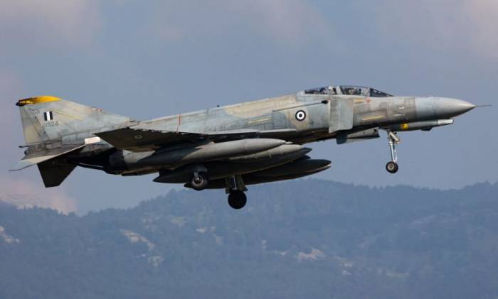 Tiêm kích F-4E Hy Lạp chuẩn bị hạ cánh xuống căn cứ Aviano ở Italy hồi tháng 6. Ảnh: Jetphotos