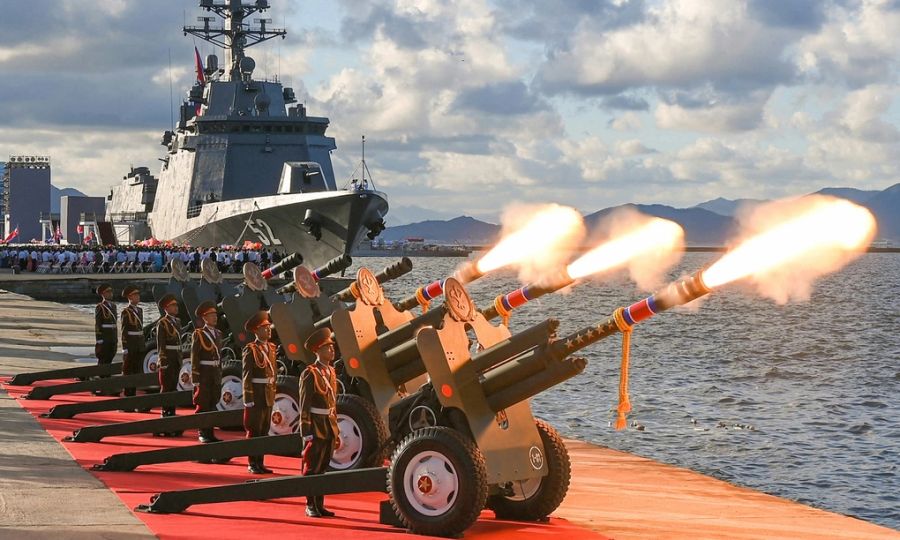 Pháo binh Triều Tiên khai hỏa trong lễ biên chế khu trục hạm Kang Kon tại Wonsan ngày 6/9. Ảnh: KCNA