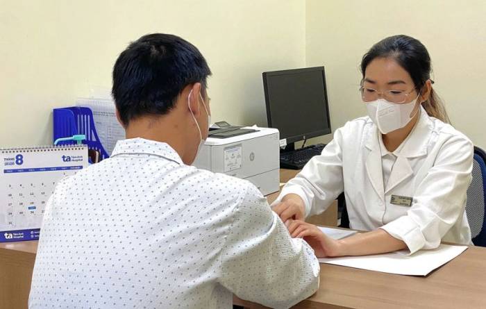 Bác sĩ Minh Anh thăm khám cho anh Việt. Ảnh: Bệnh viện Đa khoa Tâm Anh