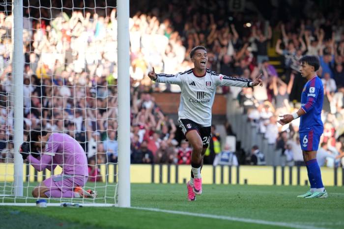 Josh King (giữa) ăn mừng sau khi Lisandro Martinez (phải) của Man Utd phản lưới nhà trong trận Fulham gặp Man Utd tại Ngoại hạng Anh ở Craven Cottage, London, Anh, ngày 20/9/2026. Ảnh: AP