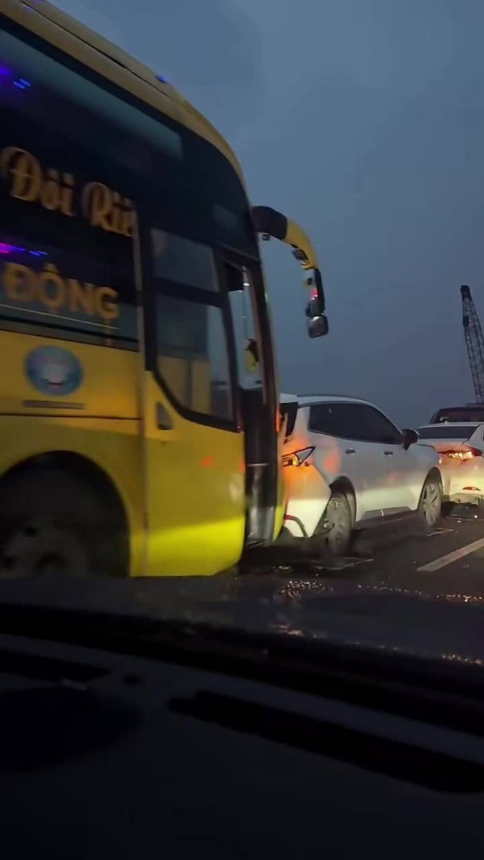 5 ô tô tông liên hoàn trên cao tốc Trung Lương