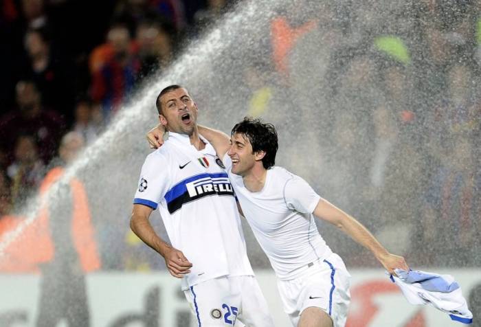 Walter Samuel (trái) và Diego Milito ăn mừng khi hệ thống tưới nước tự động bật lên. Ảnh: AFP