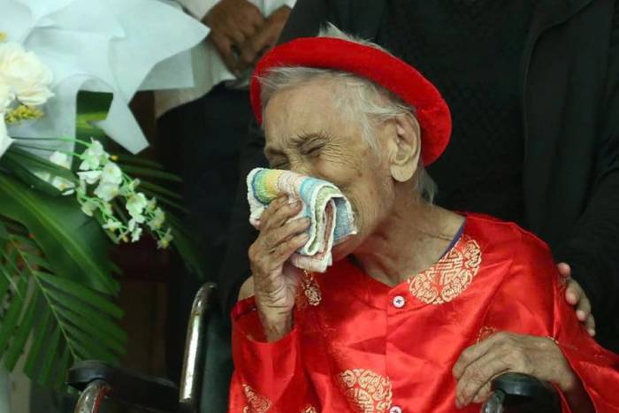 Mẹ Chín xúc động khi nhìn về quan tài đựng hài cốt của con trai Lê Đình Văn. Ảnh: Đức Hùng