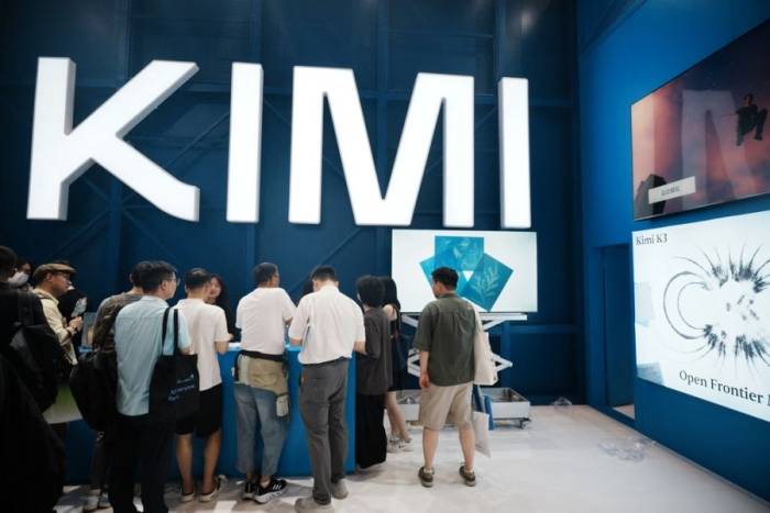 Khách tham quan tại gian hàng giới thiệu mô hình AI Kimi K3 của startup Moonshot AI trong Hội nghị AI Thế giới (WAIC) ở Thượng Hải, Trung Quốc, ngày 17/7/2026. Ảnh: AFP