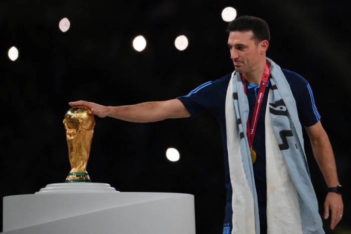 HLV Lionel Scaloni chạm tay vào cúp vàng sau khi Argentina thắng Pháp trong trận chung kết World Cup 2022 trên sân Lusail, Doha, Qatar ngày 18/12/2022. Ảnh: AFP