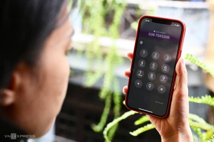 Một người dùng đang thực hiện cuộc gọi di động. Ảnh: Trọng Đạt