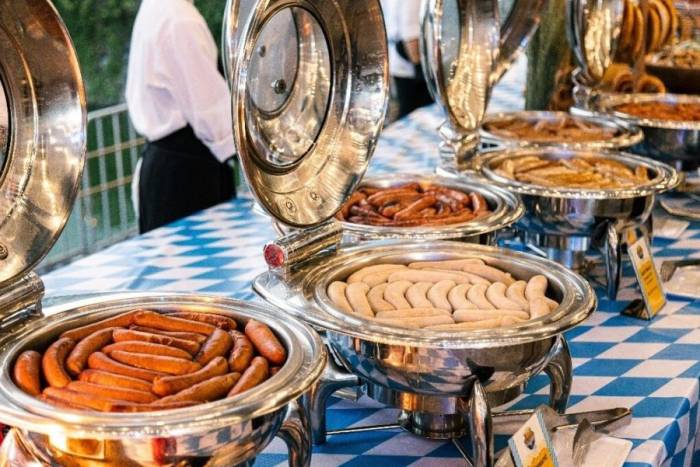 Xúc xích Đức nướng được phục vụ trong lễ hội. Ảnh: JW Marriott Hotel Hanoi