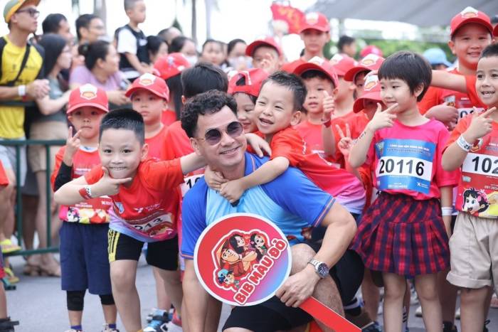 Kun Runner chụp ảnh với nghệ sĩ Xuân Bắc tại Kun Marathon Hạ Long 2023. Ảnh: VM