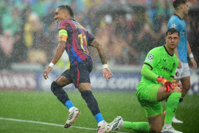 Raphinha mừng bàn trong trận Barca 5-1 Feyenoord ở vòng phân hạng Champions League hôm 9/9, tại Barcelona, Tây Ban Nha. Ảnh: AP