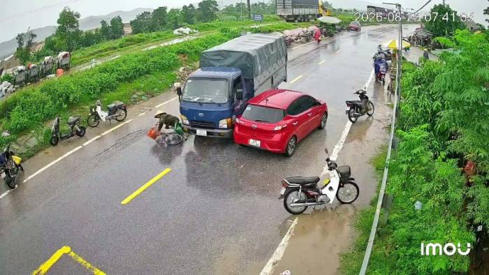 Xe tải phóng nhanh đâm ngã người phụ nữ lớn tuổi