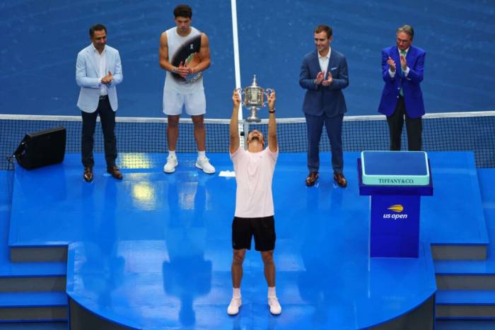 Zverev nâng Cup vô địch đơn nam Mỹ Mở rộng tại sân Arthur Ashe, thuộc Trung tâm Quần vợt Quốc gia Billie Jean King ở Flushing Meadows, New York, ngày 13/9/2026. Ảnh: AP