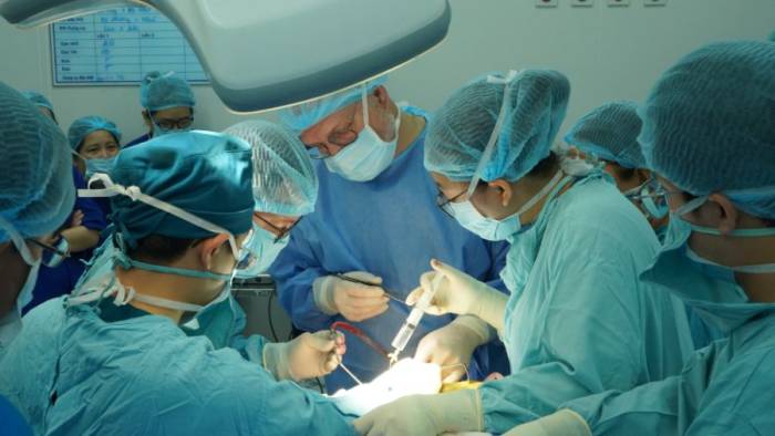 Êkíp phẫu thuật cấy điện cực thính giác thân não tại Bệnh viện Nhi đồng 1. Ảnh: Bệnh viện cung cấp