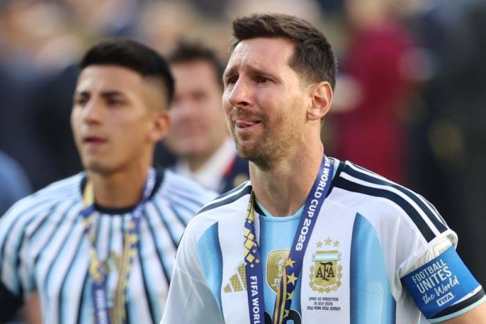 Tiền đạo Argentina Lionel Messi bật khóc sau trận thua Tây Ban Nha 0-1 ở chung kết World Cup 2026 trên sân MetLife, New Jersey, Mỹ ngày 19/7/2026. Ảnh: AP