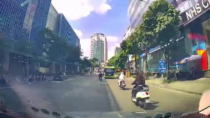 Tuột mũ bảo hiểm, cô gái phanh gấp xe máy trước đầu ôtô