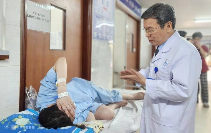 PGS.TS.BS Nguyễn Bách tư vấn cho người bệnh thận. Ảnh: Lê Phương