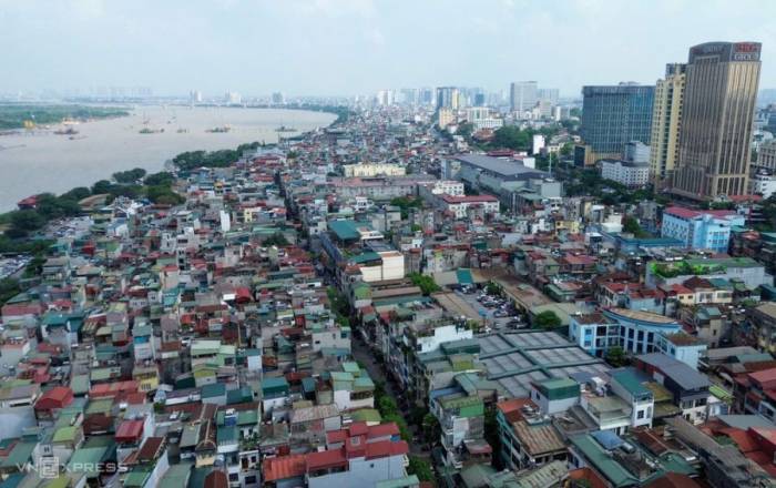 Khu dân cư ngoài đê sông Hồng, đoạn phường Hồng Hà. Ảnh: Phạm Chiểu