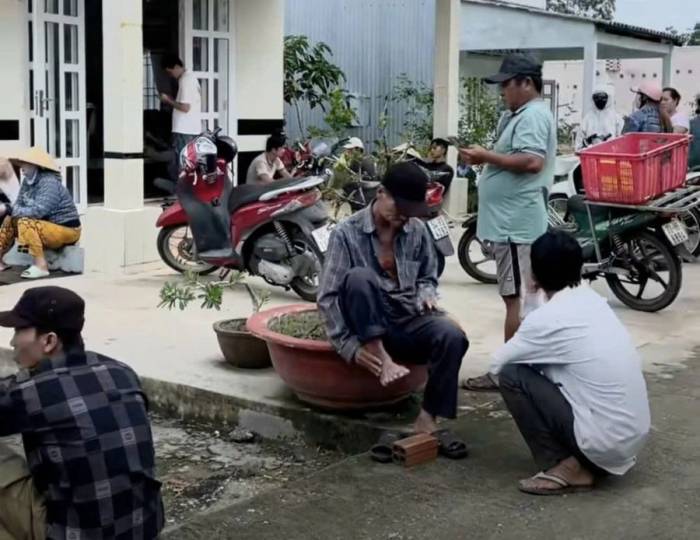 Người dân hiếu kỳ tập trung ở gần hiện trường vụ án. Ảnh: Minh Khang