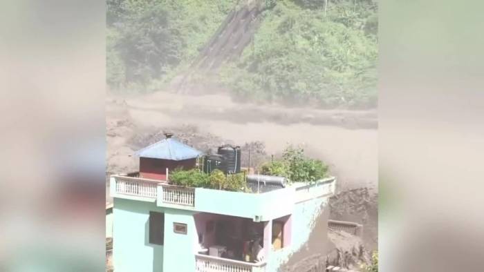 Ngôi nhà sống sót kỳ diệu giữa dòng lũ bùn Nepal