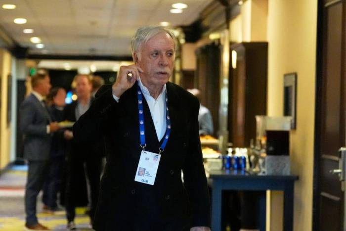 Chủ sở hữu Arsenal và Los Angeles Rams, Stan Kroenke đến dự cuộc họp các chủ đội NFL tại Atlanta, Mỹ, ngày 26/8/2026. Ảnh: AP
