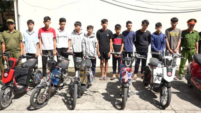 Nhóm thanh thiếu niên tụ tập đua xe trái phép, náo loạn đường phố Vũng Tàu bị lực lượng chức năng triệu tập cùng dàn xe độ chế. Ảnh: Công an cung cấp