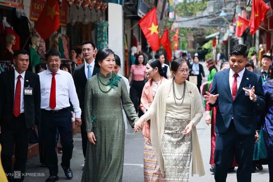 Phu nhân Tổng Bí thư, Chủ tịch nước Tô Lâm, bà Ngô Phương Ly, cùng phu nhân Tổng thống Myanmar, bà Kyu Kyu Hla, đến thăm làng lụa Vạn Phúc ở phường Hà Đông, Hà Nội ngày 5/9. Ảnh: Giang Huy