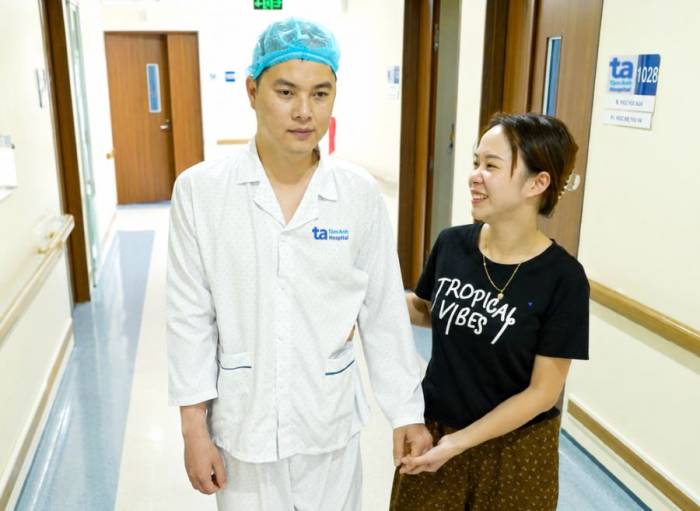 Anh Vượng khôi phục thị lực và đi lại sau phẫu thuật. Ảnh: Bệnh viện Đa khoa Tâm Anh