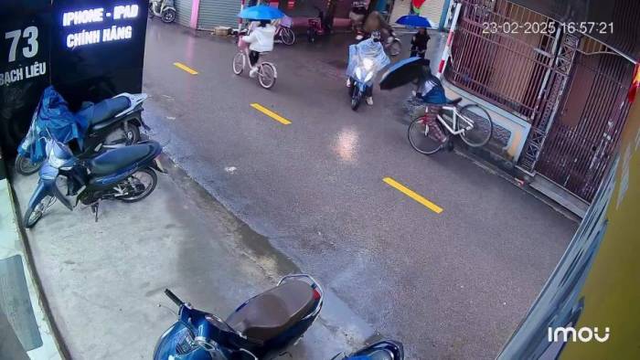 Phanh gấp tránh xe máy, cô gái đi xe đạp bị ngã lộn nhào