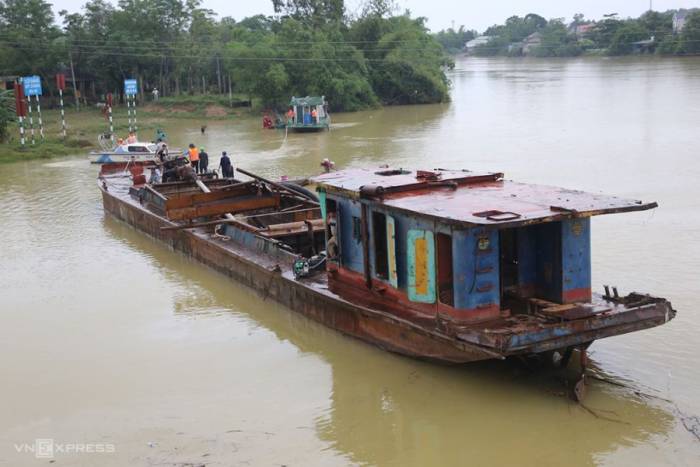 Sà lan lớn nhất mắc kẹt dưới cầu đường sắt Mỹ Chánh được giải cứu, đưa về hạ lưu khoảng 200m neo đậu, chiều 14/9. Ảnh: Đắc Thành