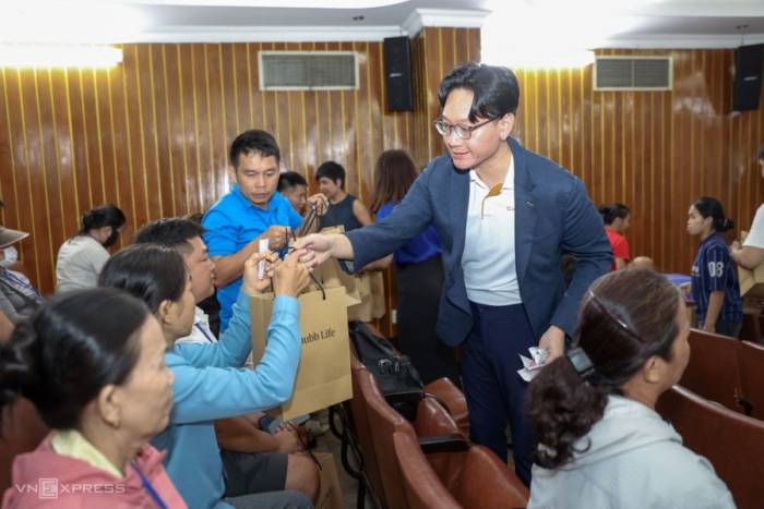 Đại diện Chubb Life Việt Nam trao quà cho gia đình 160 khoa ung bướu, Bệnh viện Nhi đồng 2. Ảnh: Quỳnh Trần