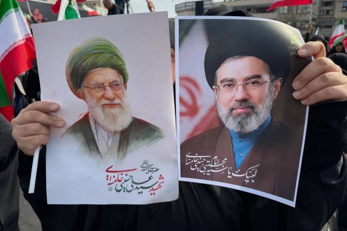 Người dân Iran cầm tranh Mojtaba Khamenei (phải) và cha ông, cố đại giáo chủ Ali Khamenei, trong cuộc tuần hành ủng hộ tân Lãnh tụ Tối cao tại Tehran ngày 9/3. Ảnh: AFP