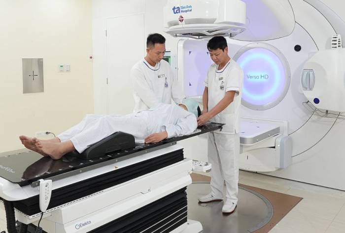 Kỹ thuật viên xạ trị cố định tư thế cho người bệnh ung thư lưỡi. Ảnh: Bệnh viện Đa khoa Tâm Anh