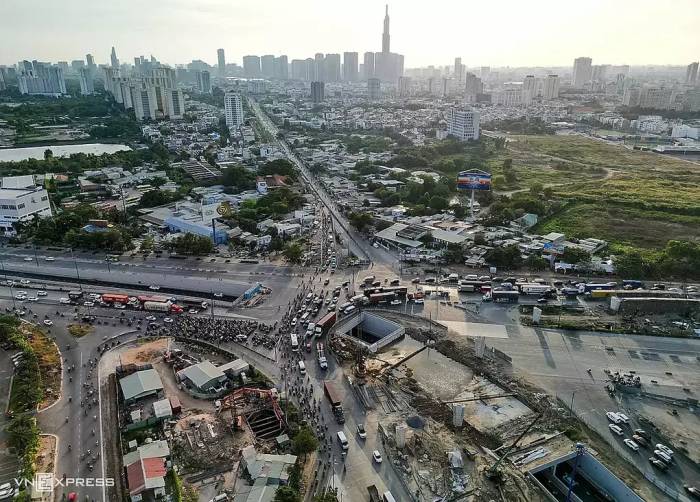 Một phần nút giao An Phú nhìn từ trên cao, phía trước là đường Lương Định Của đang vướng mặt bằng, tháng 4/2026. Ảnh: Quỳnh Trần