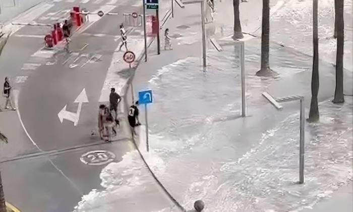 Sóng thần mini trên bãi biển Platja de sArenal. Ảnh: Sun