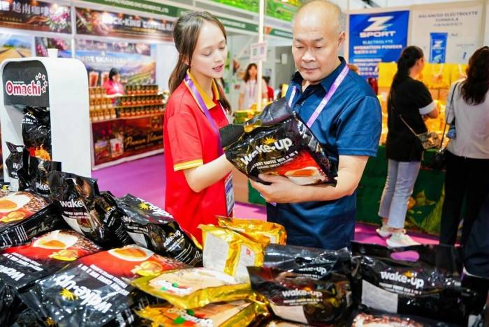 Nhân viên giới thiệu các sản phẩm cho khách tham quan. Ảnh: Masan
