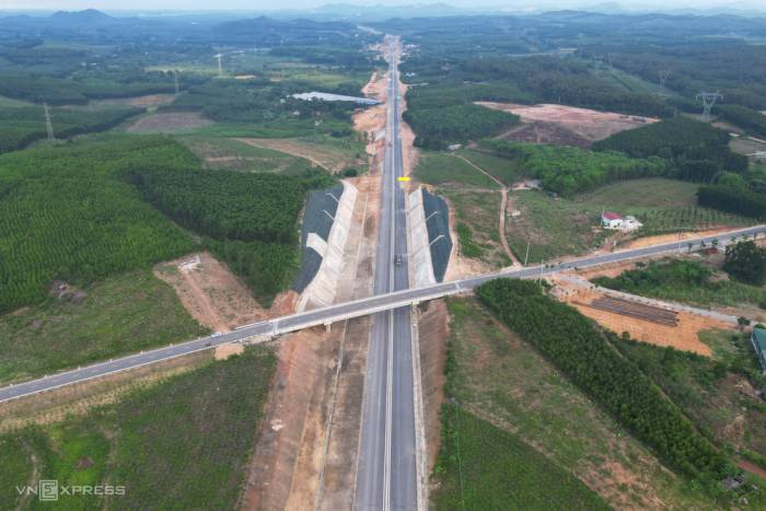 Cao tốc Bắc Nam đoạn Vạn Ninh - Cam Lộ tháng 5/2025. Ảnh: Võ Thạnh