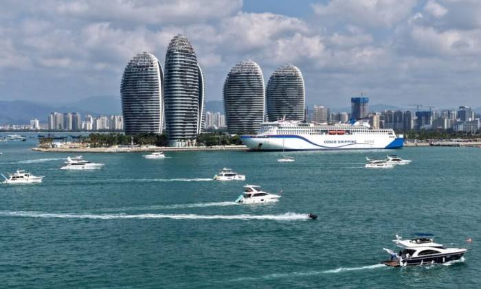 Du khách đi du thuyền ngắm cảnh biển Tam Á, Hải Nam, Trung Quốc, dịp Tết Nguyên đán. Ảnh: Zhao Yingquan/Xinhua