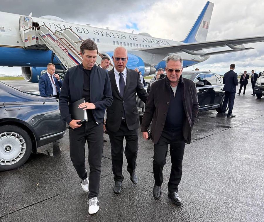 Từ trái qua phải: Jared Kushner, đặc phái viên của Tổng thống Nga Kirill Dmitriev và đặc phái viên Mỹ Steve Witkoff tại sân bay quốc tế Vnukovo ở Moskva ngày 5/9. Ảnh: X/Kirill Dmitriev
