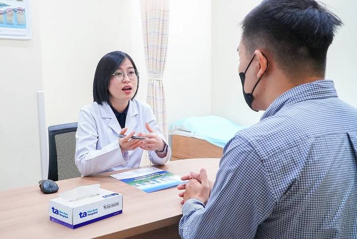 Bác sĩ Bệnh viện Đa khoa Tâm Anh đang khám cho bệnh nhân. Ảnh: Bệnh viện cung cấp