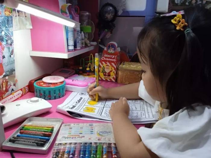 Duy trì tư thế đúng giúp trẻ bảo vệ cột sống, tăng khả năng tập trung khi học tập. Ảnh: Kim Uyên