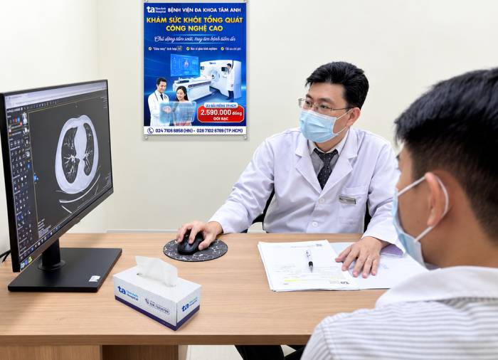 Bác sĩ Vũ đang giải thích kết quả phim chụp CT cho người đến khám sức khỏe. Ảnh: Bệnh viện Đa khoa Tâm Anh