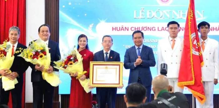 Bệnh viện Răng Hàm Mặt TP HCm đón nhận Huân chương Lao động hạng I, ngày 13/9. Ảnh: Bệnh viện cung cấp