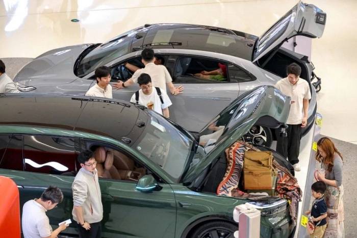 Khách hàng trải nghiệm các mẫu xe năng lượng mới tại một trung tâm thương mại ở Thượng Hải. Ảnh: Visual China