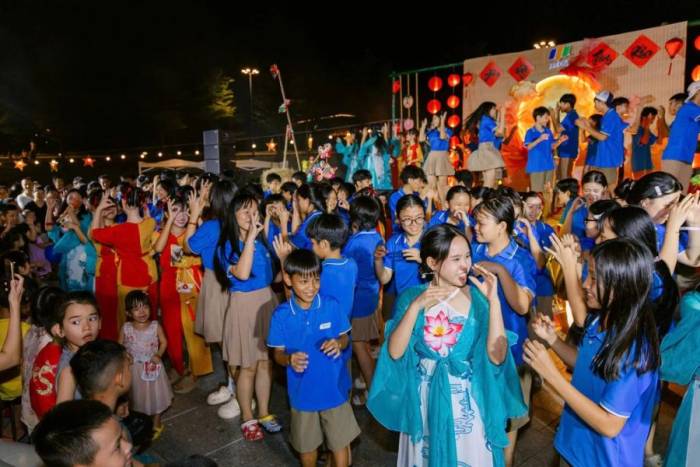 Thanh Xuân (áo hoa sen) cùng các bạn vui Trung thu năm 2025 tại trường. Ảnh: Hope school