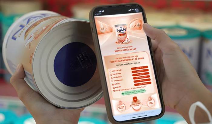 Phụ huynh dễ dàng thao tác quét mã QR để kiểm chứng thông tin sản phẩm. Ảnh: Nestlé