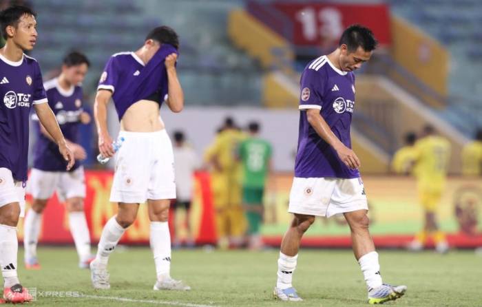 Nguyễn Văn Quyết (phải), Đỗ Hùng Dũng (trái) của Hà Nội FC thất vọng sau trận thua SLNA 1-4 ở vòng 2 V-League 2026-2027 trên sân Hàng Đẫy, Hà Nội ngày 12/9/2026. Ảnh: Hoàng Huynh