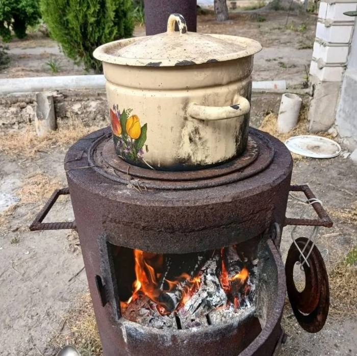 Không còn gas, người dân Oleshky phải nhóm lửa bằng củi để đun nấu. Ảnh: BBC
