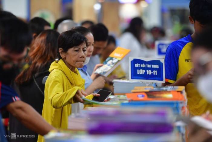 Phụ huynh chen chân mua sách giáo khoa tại một nhà sách ở TP HCM, hôm 19/8. Ảnh: Thanh Tùng